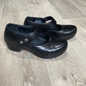 Dansko Tandy burnished full grain leather clogs - black - size 40 (US 9.5-10)